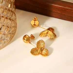Vue détaillée des boucles d'oreilles pendantes fleur à trois pétales en acier doré 18k