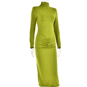 Détail de la taille froncée sur une robe longue vert vif à col montant et manches