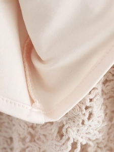 Gros plan sur le tricot au crochet rose avec doublure lisse et coutures de qualité
