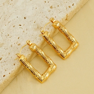 Boucles d'oreilles rétro en acier titane doré avec texture bambou et design rectangulaire