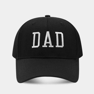 Primer plano del bordado DAD blanco en una gorra de béisbol de algodón negro