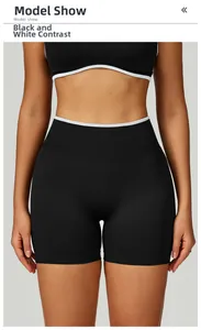 Primo piano frontale di pantaloncini da yoga senza cuciture a vita alta con bordi bianchi