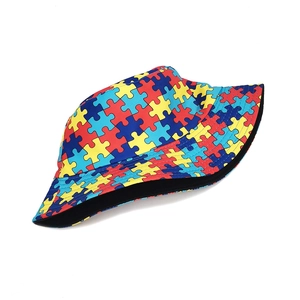 Détail d'un chapeau bob avec imprimé puzzle coloré et doublure noire en toile résistante