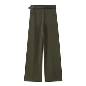 Vue arrière du pantalon large vert olive avec ceinture noire en tissu tissé