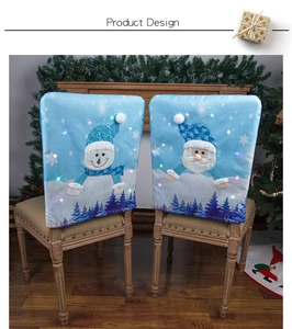 Dettaglio di coprisedie natalizi con LED luminosi e motivi di pupazzo di neve e Babbo Natale