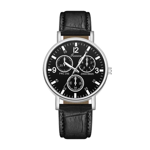 Vue détaillée d'une montre à quartz pour homme avec bracelet noir et boîtier argent
