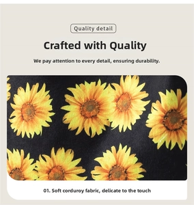 Primer plano del bolso tote de pana floral con tela suave y detalles de estampado de girasol.