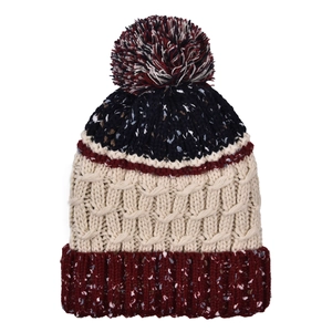 Détails des mailles torsadées et pompon tricolore sur ce bonnet d'hiver épais et chaud