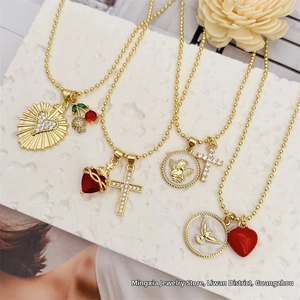 Dettaglio della collana a sfere placcata oro 18K con ciondoli a croce e cuore