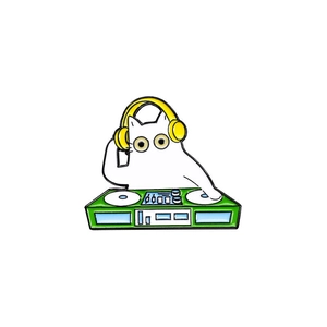 Cartoon Emaille Anstecknadel Weiße Katze DJ mit Kopfhörern und Mischpult Dekor