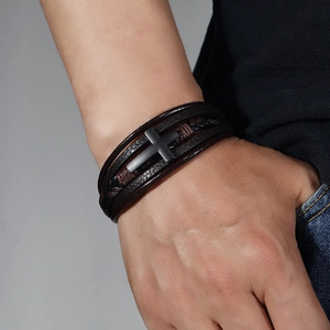 Bracciale multistrato da uomo in pelle intrecciata marrone scuro con croce in metallo nero