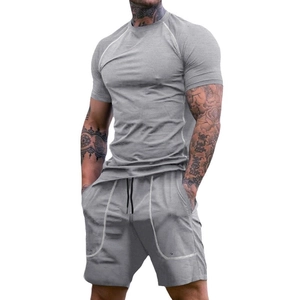 Ensemble de sport gris pour homme avec t-shirt moulant et short à cordon et coutures blanches