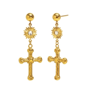 Boucles d'oreilles croix en acier plaqué or 18K avec clou serti d'une gemme soleil