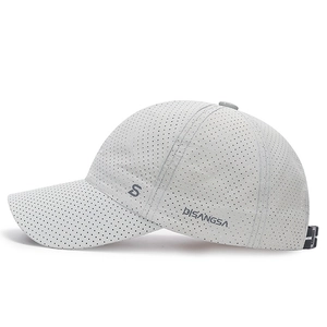 Schnelltrocknende graue Mesh-Baseballkappe mit Laserlöchern und verstellbarem Riemen