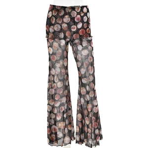 Detail der transparenten schwarzen Leoparden-Netzhose mit rosa Punkten und Rüschensaum