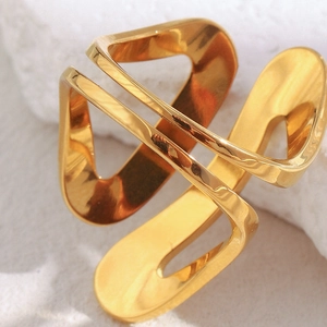 Détail d'une bague géométrique irrégulière plaquée or avec une finition miroir hautement polie