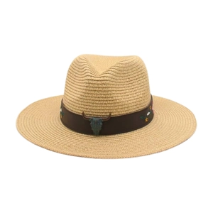 Détail du chapeau de paille avec insigne de tête de bœuf et broderies sur ruban sombre