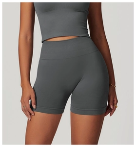 Détail du short de fitness sans couture à taille haute avec ceinture côtelée et texture