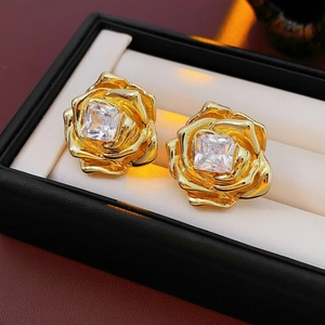 Vue macro de boucles d'oreilles rose en plaqué or 18k avec zircons en boîte à bijoux