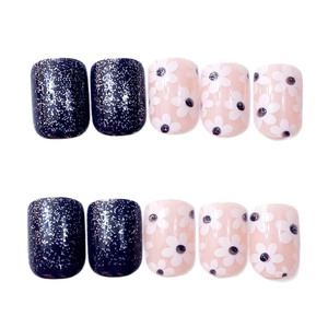 Short square press-on nails with dark blue glitter and white daisy floral patterns