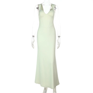 Vue détaillée de la robe longue moulante vert menthe avec décolleté en V profond et coupe slim