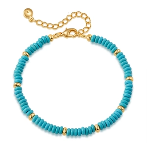 Handgefertigtes Armband mit türkisfarbenen und goldenen Perlen sowie Goldbeschichtung