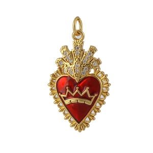 Détail d'un pendentif cœur rouge avec couronne dorée et pierres de zircon brillantes