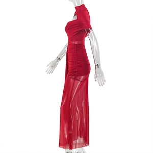Detailansicht rotes Kleid mit Raffungen, Neckholder-Ausschnitt und Mesh-Einsatz am Saum