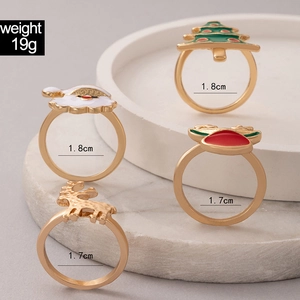 Détail du set de quatre bagues de Noël avec motifs de rennes et sapins en émail