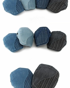 Présentation à plat de casquettes en denim patchwork bleu et noir avec détails rayés
