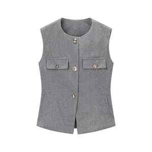 Gilet femme à motif chevrons gris avec boutons dorés et col rond sans manches