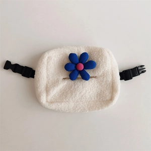 Dettaglio del porta fazzoletti in peluche crema con fiore blu e fibbia in plastica nera