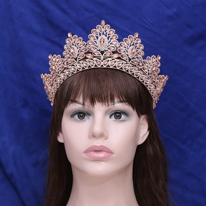Corona da sposa barocca in oro rosa con cristalli color champagne su capelli