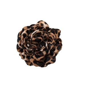 Fleur de camélia à imprimé léopard faite main avec bords brûlés pour cheveux