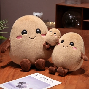 Trois tailles de peluches de pommes de terre mignonnes sur une table en bois