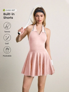 Détail de la robe de tennis rose à licou avec short intégré fonctionnel et pratique