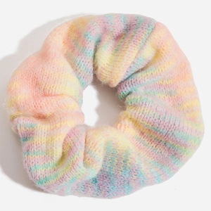 Chouchou en tricot dégradé arc-en-ciel aux couleurs pastel et texture douce sur fond blanc