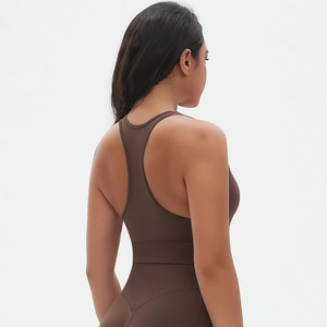 Détail du soutien-gorge de sport dos nageur sans couture et legging de yoga café noir