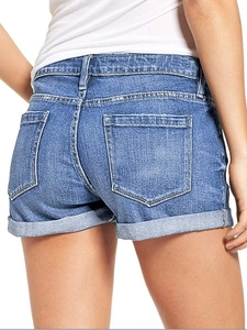 Vista trasera de pantalones cortos vaqueros azules para mujer con talle alto y roturas