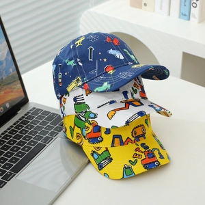 Drei bunte Kinder-Baseballkappen mit Cartoon-Transportmotiven und Stickerei-Detail