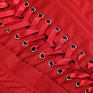 Détails du laçage de corset en satin rouge avec œillets métalliques et tissu de luxe