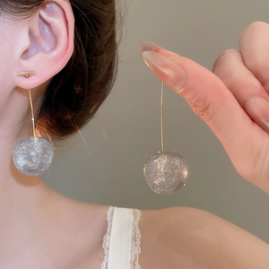 Vue détaillée macro de boucles d'oreilles fraises avec paillettes argentées brillantes