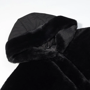 Dettaglio ravvicinato di un parka nero con bordo in pelliccia e cappuccio antivento