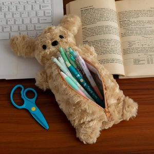 Détail de la trousse chien en peluche marron avec fermeture éclair et grande capacité