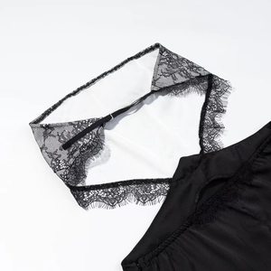 Détail de dentelle noire et dos nu sur une robe moulante ajustée élégante