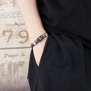 Bracelet multicouche en cuir tressé noir pour homme avec boucle ovale en inox argenté