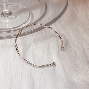 Bracciale rigido Mobius argento con design a onde minimalista e regolabile