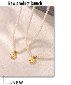 Vue macro détaillée du pendentif étoile doré vintage et collier en perles d'eau douce