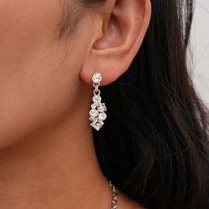 Gros plan de boucles d'oreilles géométriques avec strass brillants sur un mannequin
