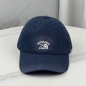 Gros plan sur la casquette de baseball bleu marine en coton avec broderie blanche détaillée